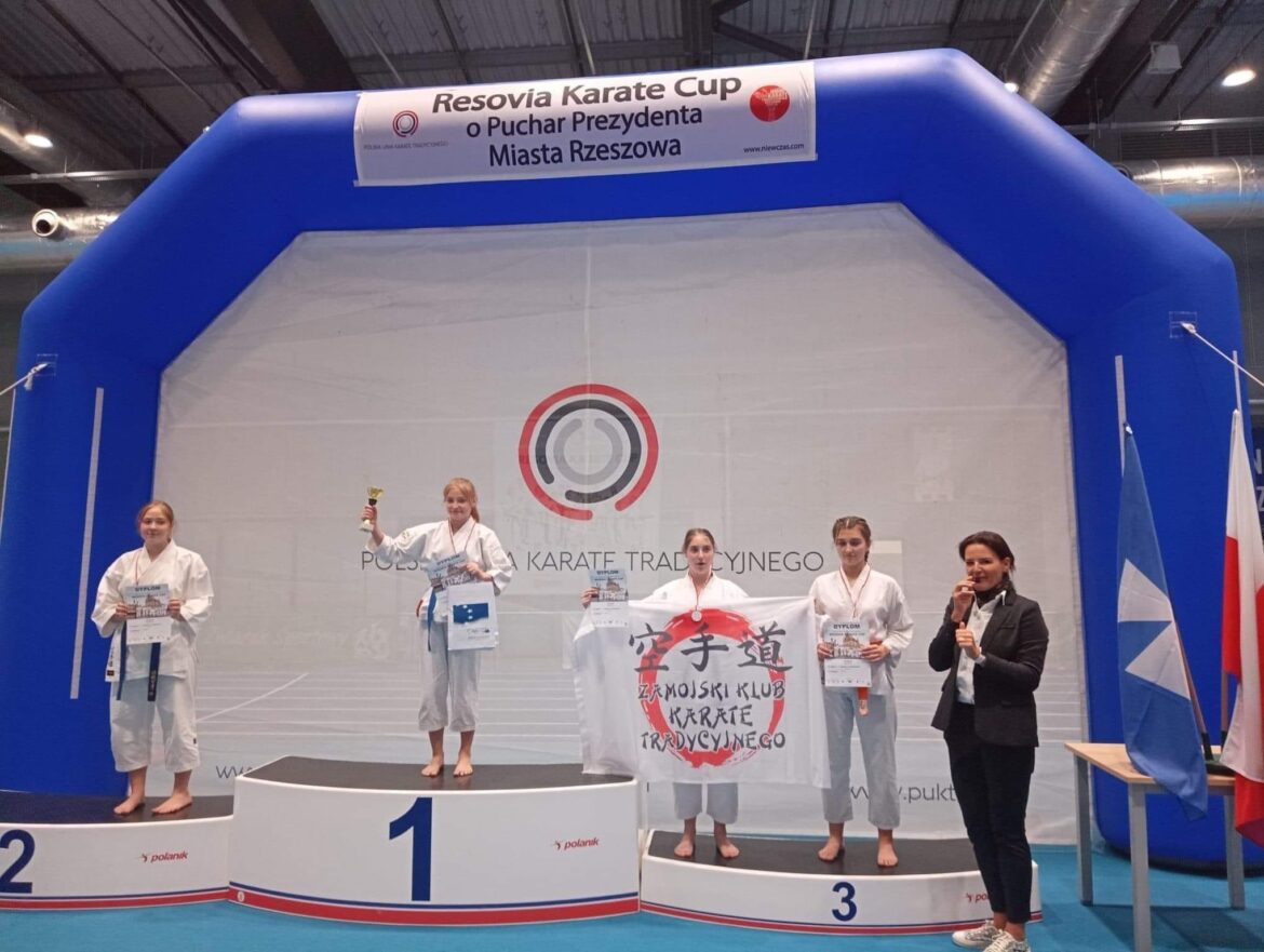 Emilia Pikor na podium Resovia Karate Cup