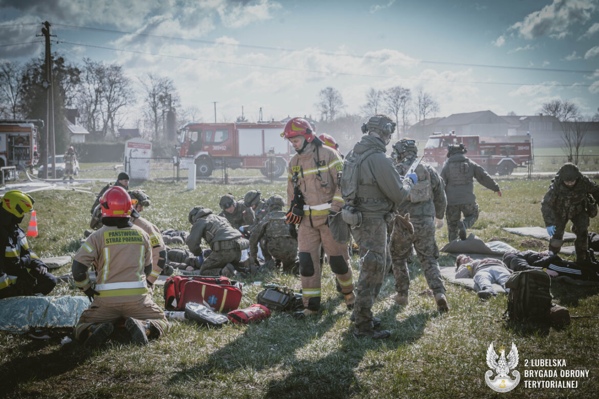 Akcja ratunkowa w szkole – wspólne ćwiczenia terytorialsów, strażaków i pogotowia ratunkowego