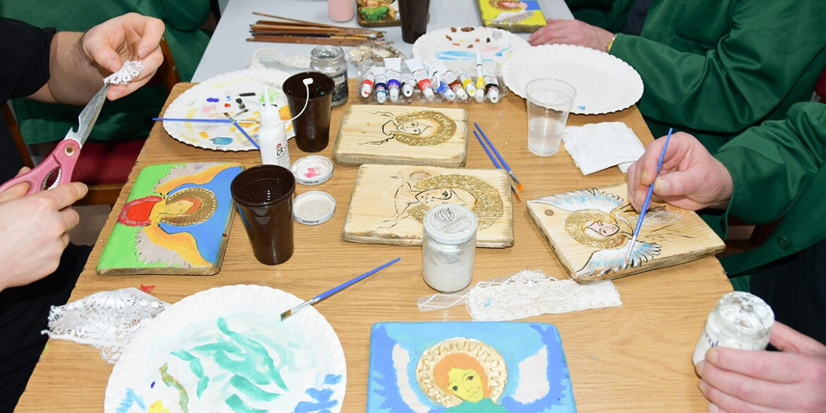 „Malowanie czyniące dobro” – warsztaty dla osadzonych w zakładzie karnym