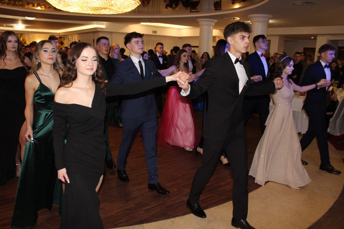 Studniówka zamojskiej „Mundurówki” (ZDJĘCIA)