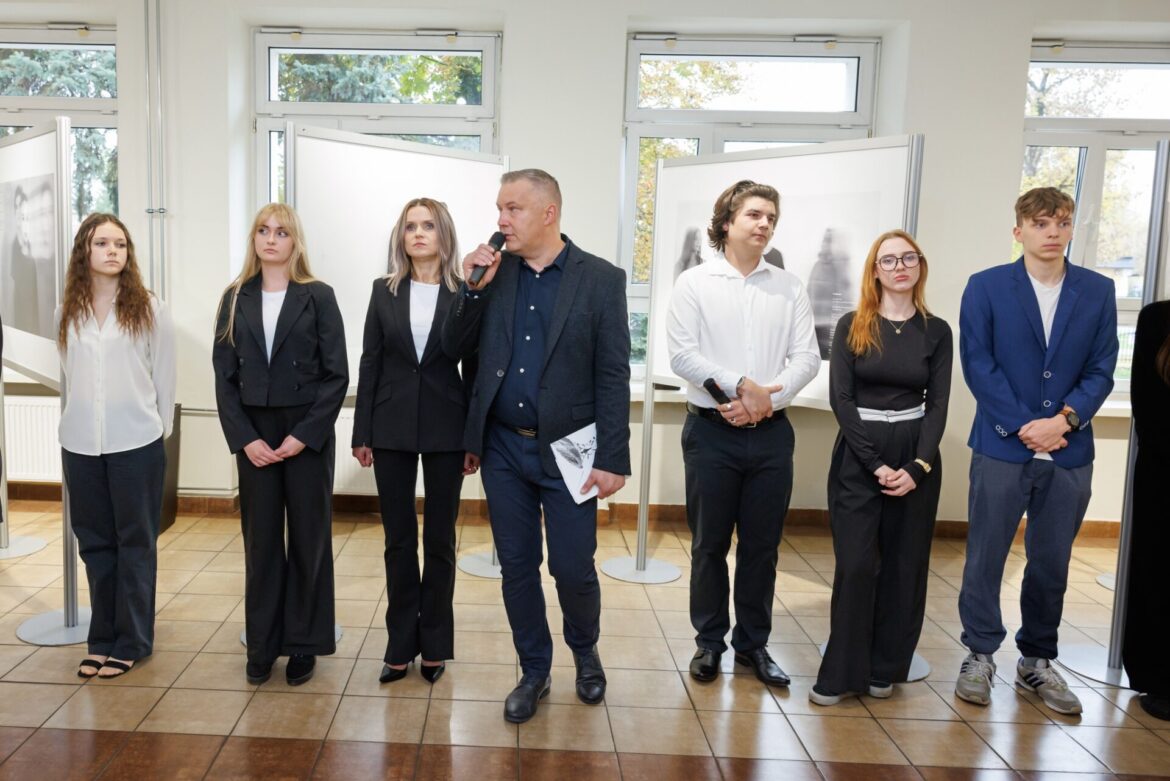 Otwarcie wystawy „Tempus Fugit” – jubileusz XX-lecia Galerii Wieszak (ZDJĘCIA)