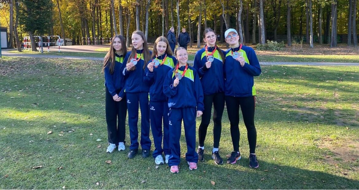 Srebrne medalistki Wojewódzkiej Licealiady z I LO im. ONZ