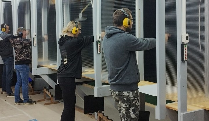 Strzelanie i surwiwal – czyli praktyczna strona zajęć na bezpieczeństwie narodowym