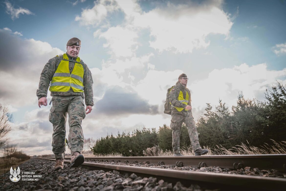Żołnierze 2 LBOT wspierają służby w zabezpieczeniu infrastruktury kolejowej