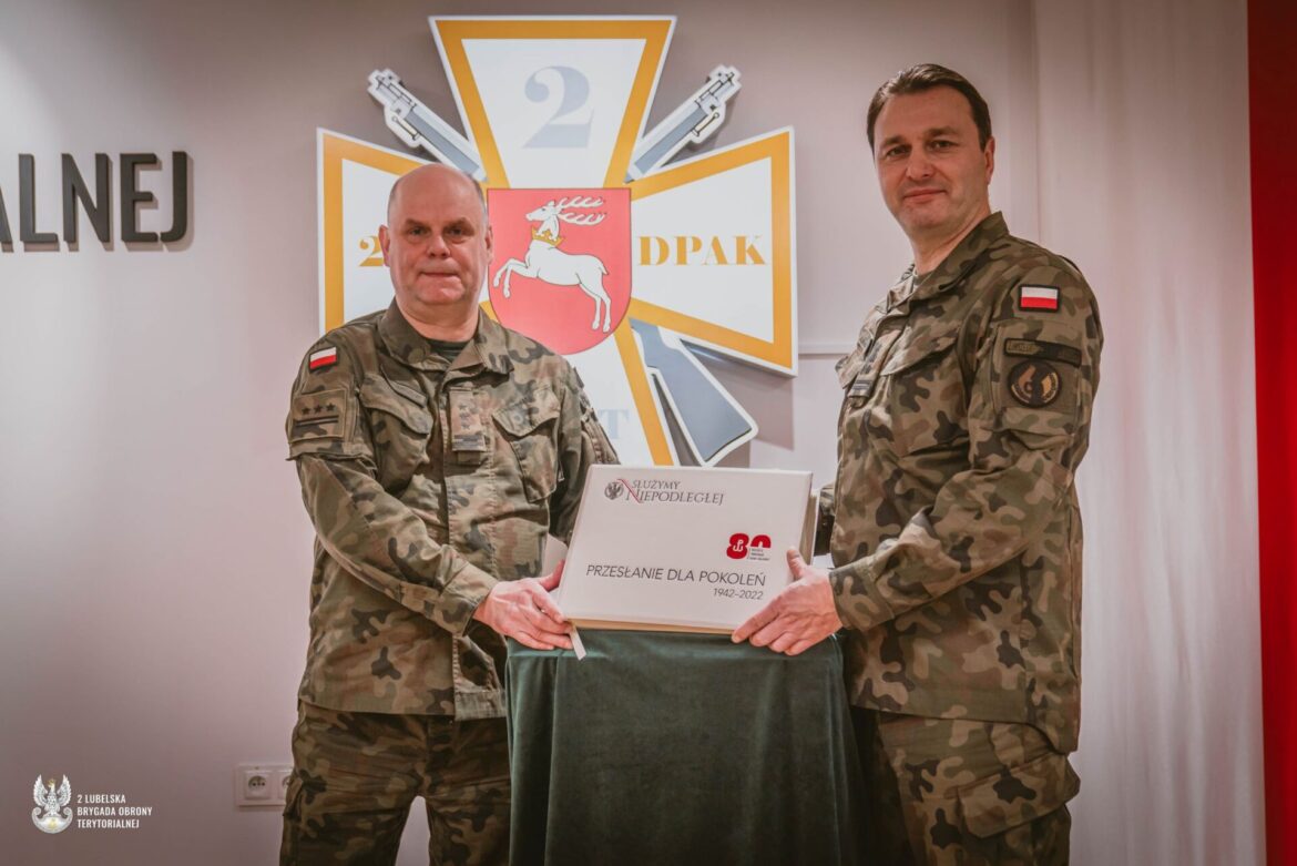 Wędrówka pamięci. Księga „Przesłanie dla Pokoleń” dotarła do lubelskich Terytorialsów