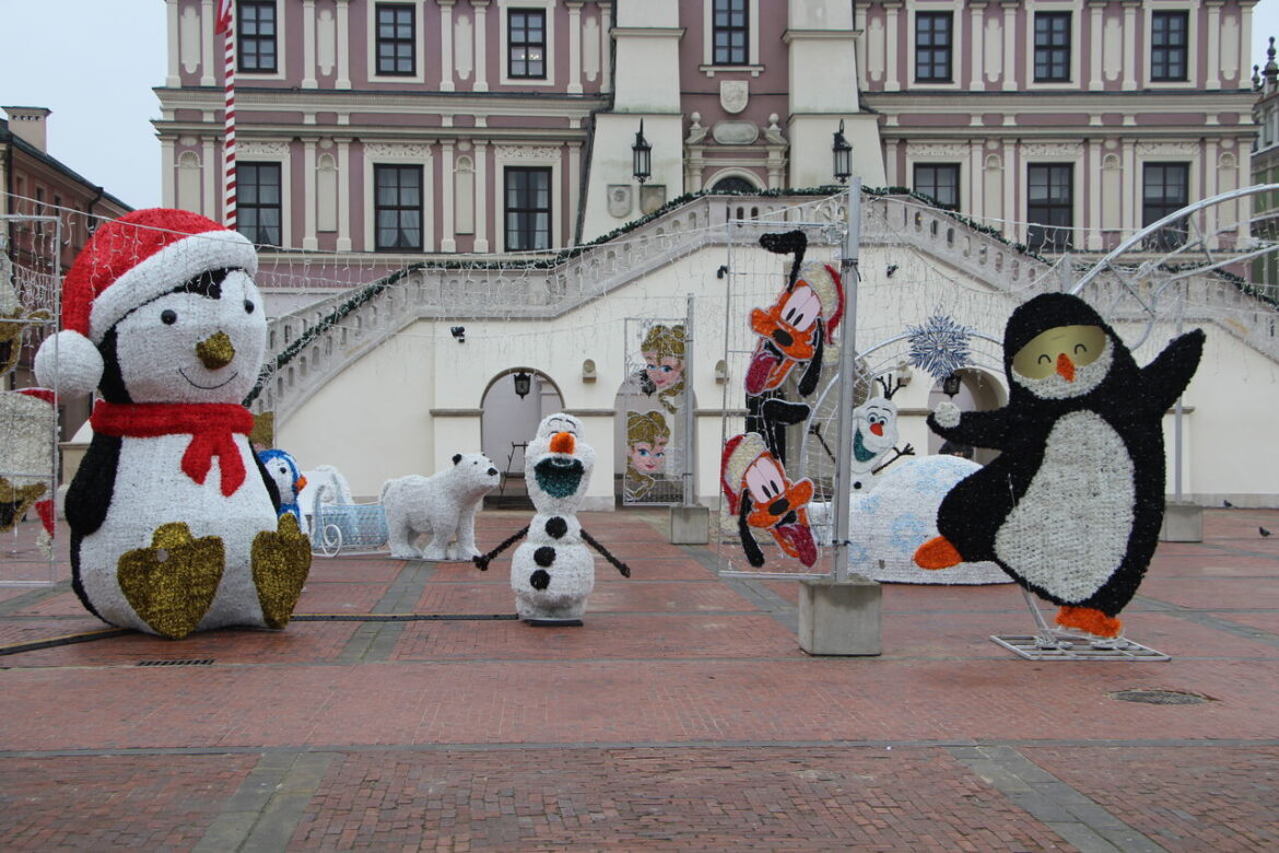 Świąteczne dekoracje na Rynku Wielkim w Zamościu (ZDJĘCIA)