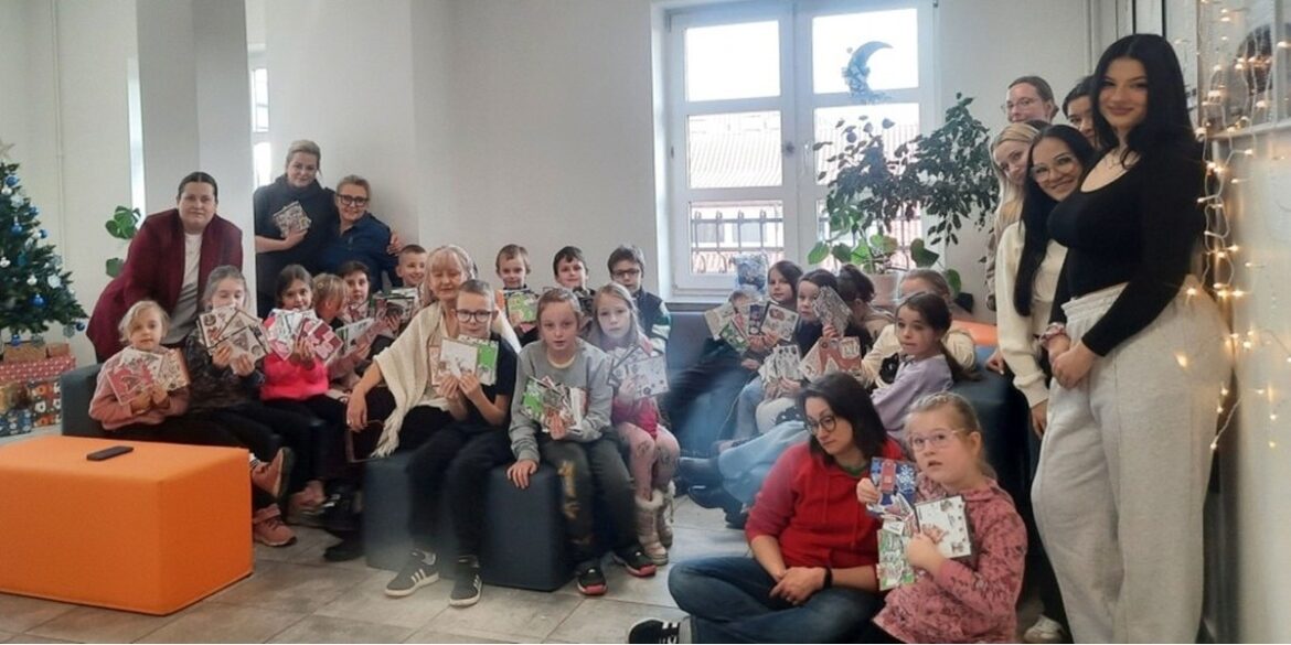 Młodzi artyści w Akademii Zamojskiej – warsztaty scrapbookingowe w ramach  projektu „Akademia Zamojska dla Rodziców i Malucha”