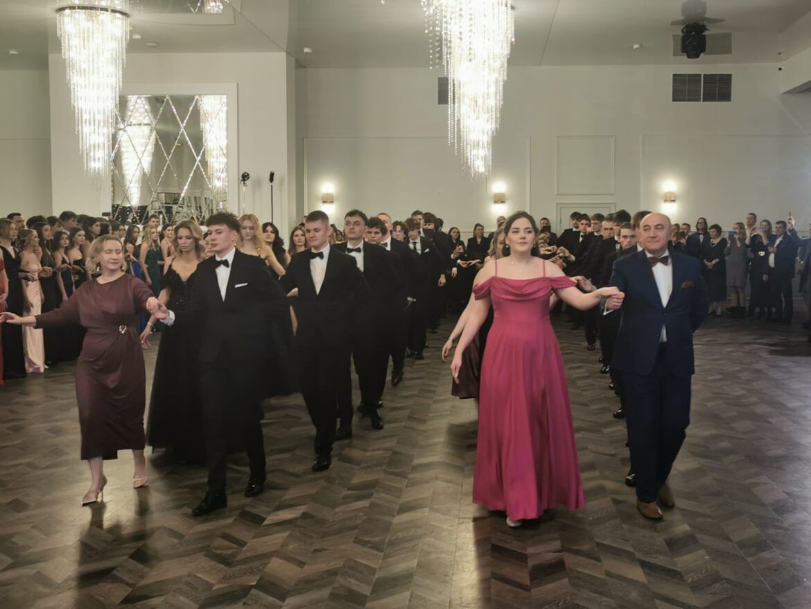 Bal studniówkowy zamojskiego „Społeczniaka” (ZDJĘCIA)