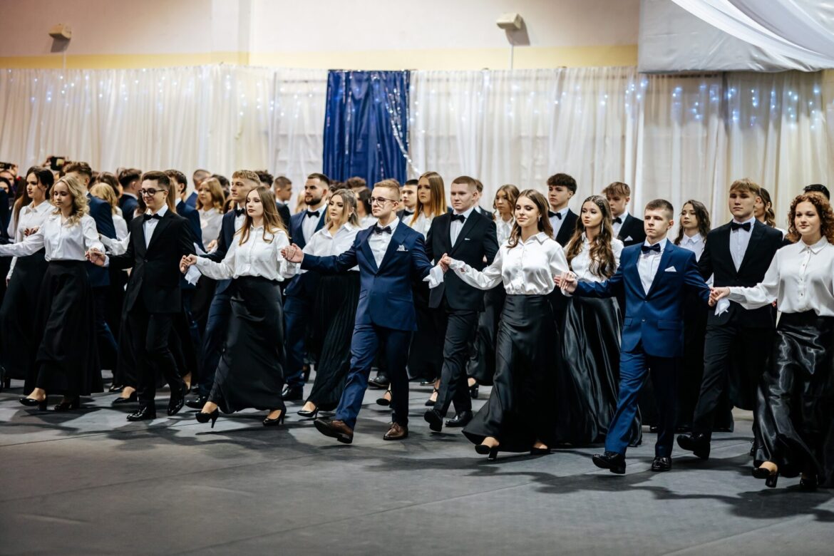 Studniówka II LO w ZS nr 3 im. Tadeusza Kościuszki w Hrubieszowie (ZDJĘCIA)