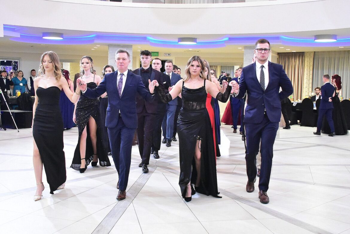 Bale studniówkowe ZSZiO i ZSBiO w Biłgoraju (ZDJĘCIA)