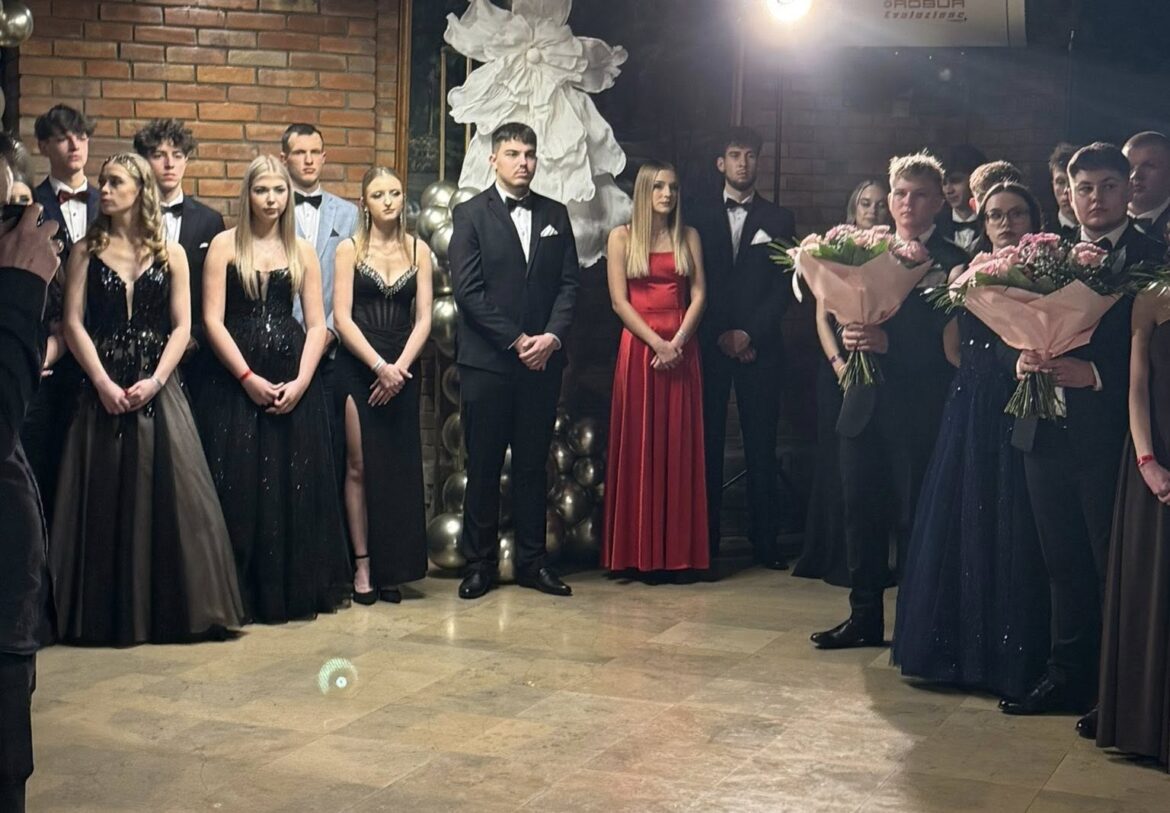 Studniówka II LO w Tomaszowie Lubelskim (ZDJĘCIA)