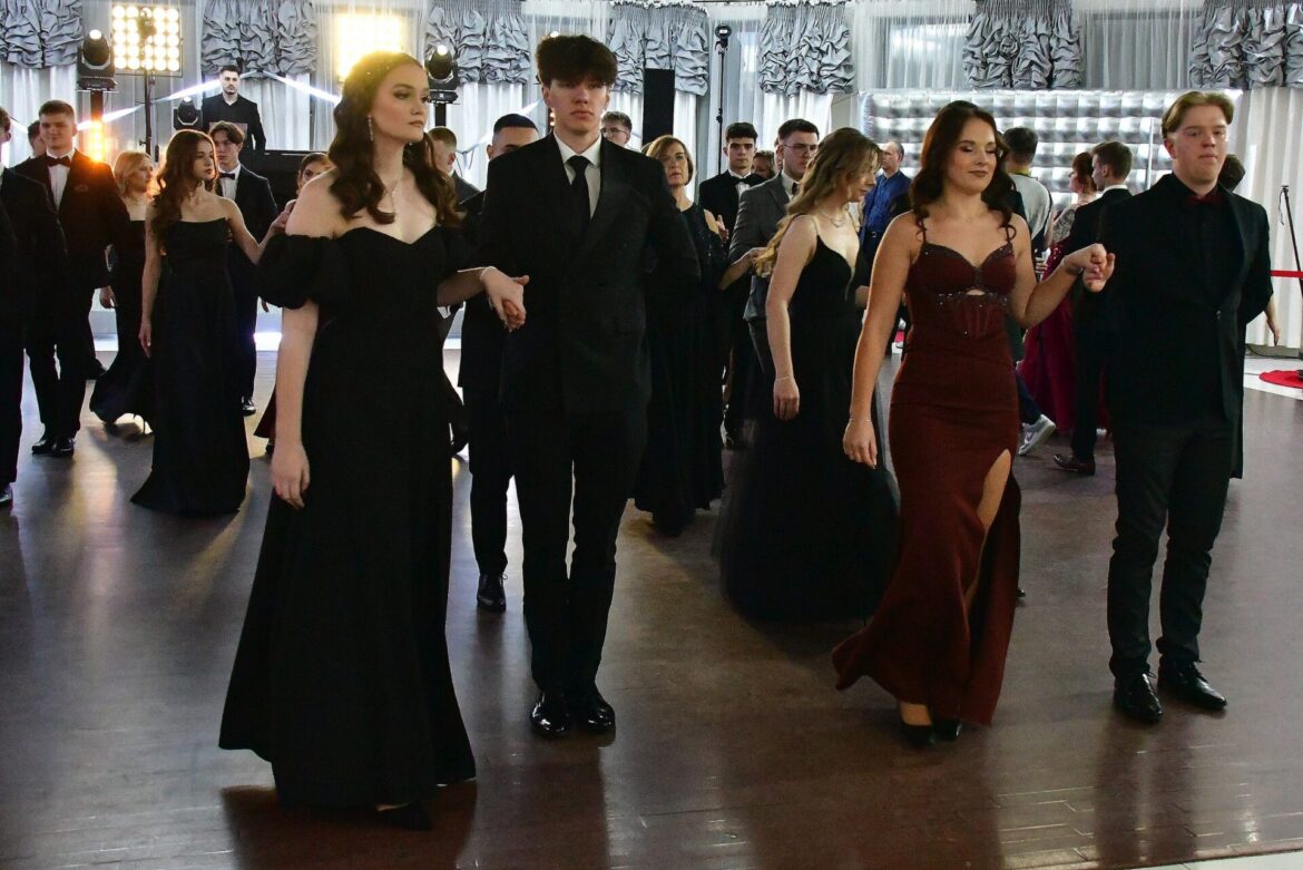 Bal studniówkowy biłgorajskiego „Elektryka” (ZDJĘCIA)