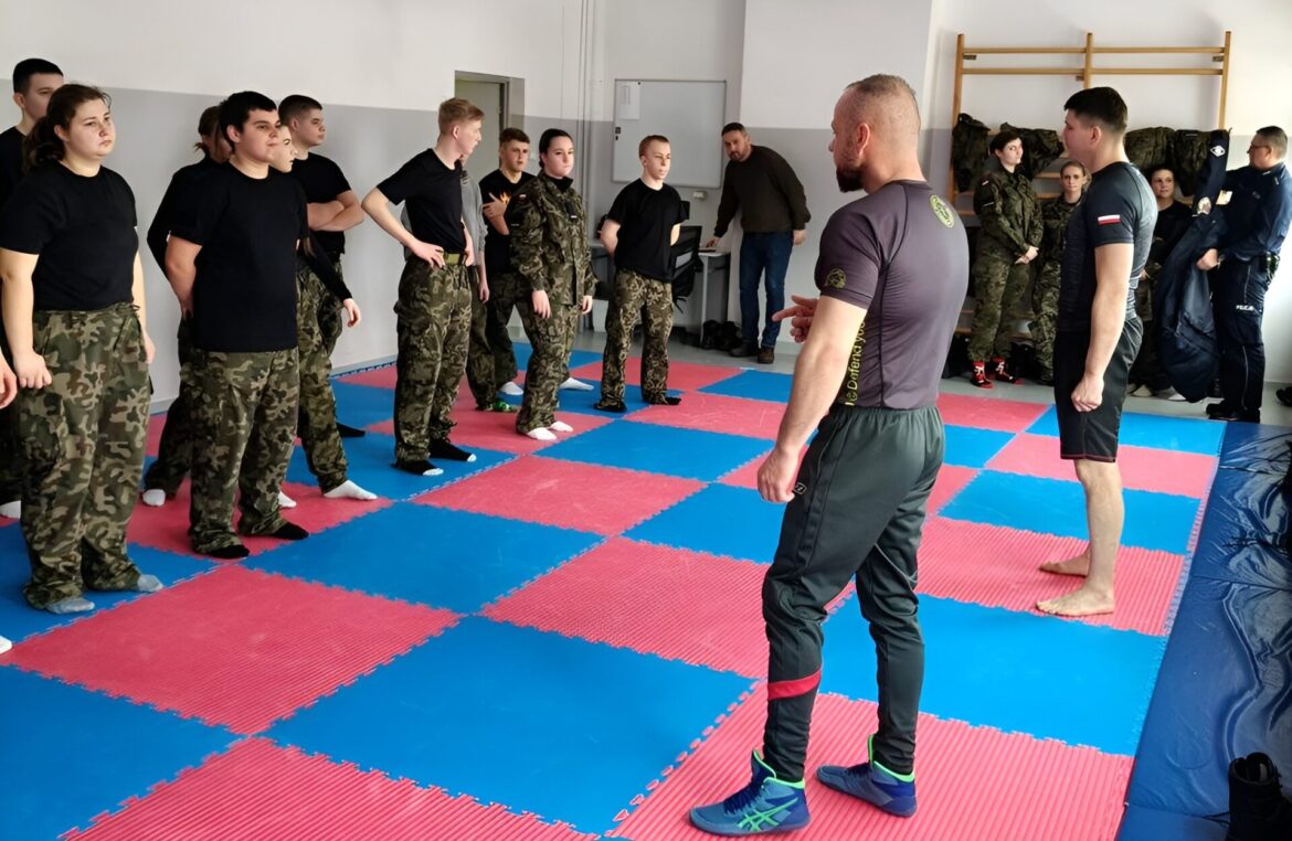 Ćwiczenia z taktyki i techniki interwencji w „Mundurówce”