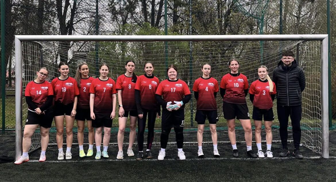 Dziewczyny z „Sikorskiego” najlepszymi piłkarkami w regionie!