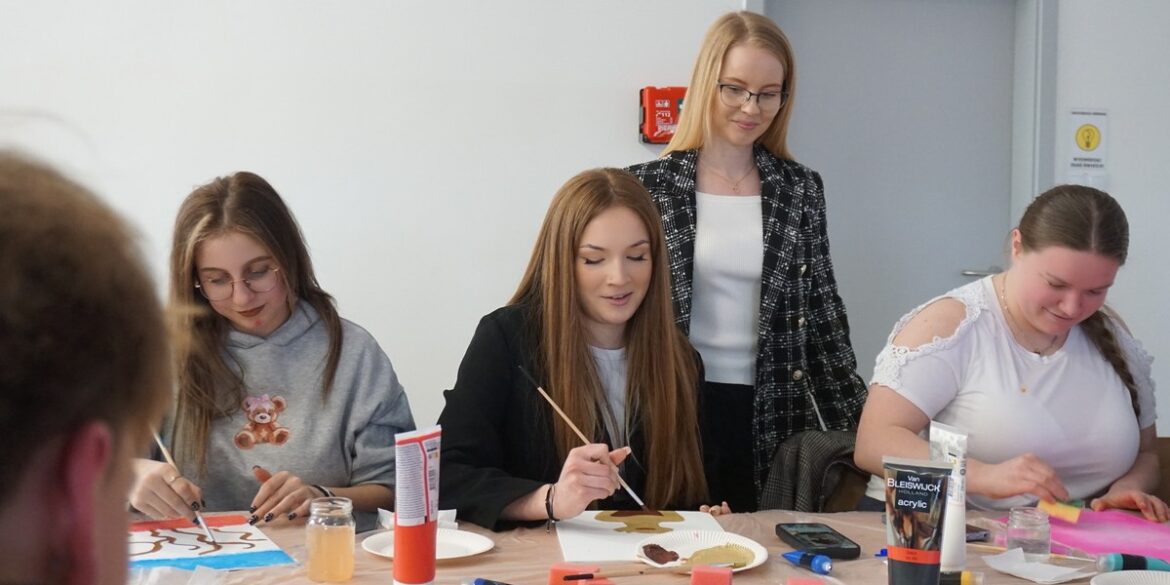 Studenci AZ i wychowankowie Ośrodka Kuratorskiego nr 1 w Zamościu ukazywali emocje na obrazie 