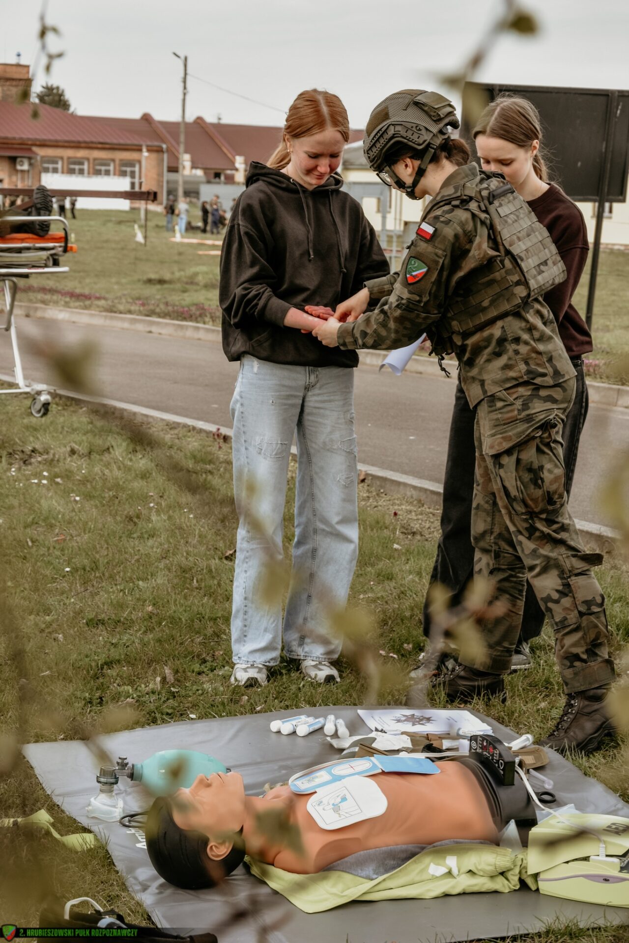 Hrubieszowska młodzież na szkoleniu strzeleckim w 2. Pułku Rozpoznawczym