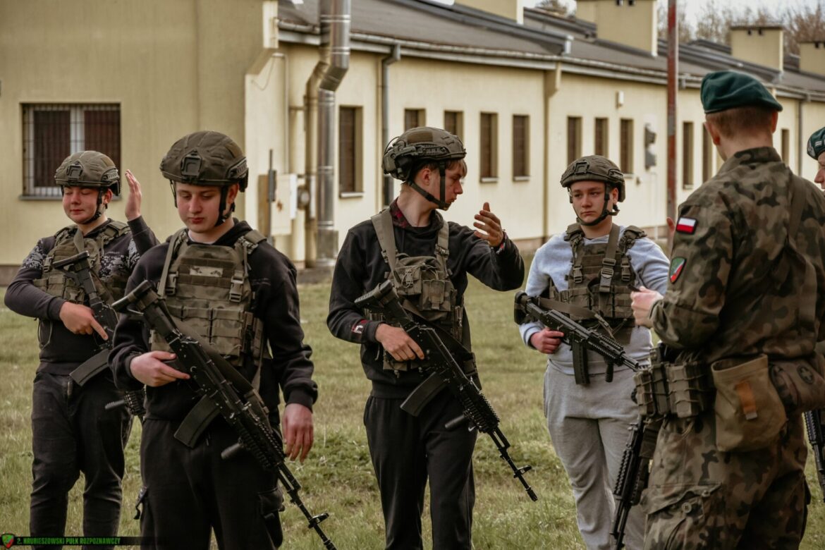 Hrubieszowska młodzież na szkoleniu strzeleckim w 2. Pułku Rozpoznawczym