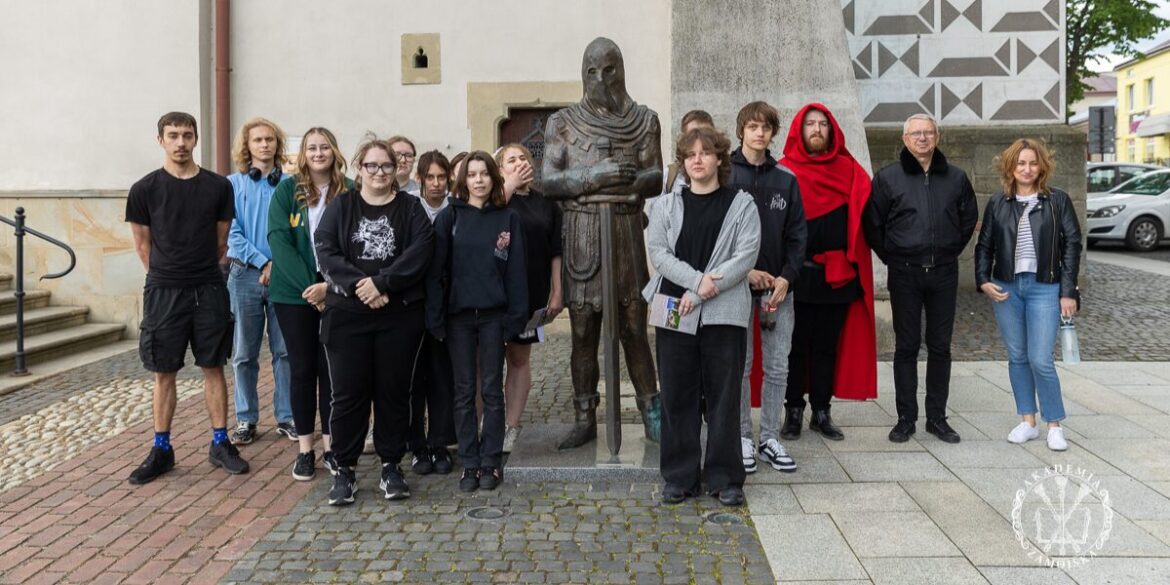 O metodach dawnych przesłuchań, czyli studenci AZ w domu Mistrza Świętej Sprawiedliwości