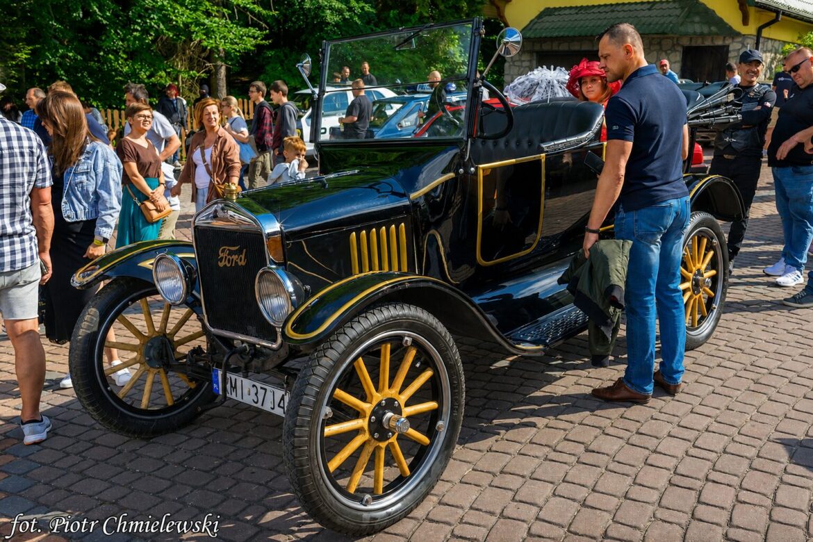 Około 300 pojazdów, kilka tysięcy odwiedzających i wyjątkowa atmosfera. Za nami Speed Car 5. Zlot Pojazdów Zabytkowych Roztoczańskiego Muzeum PRL w Zamościu
