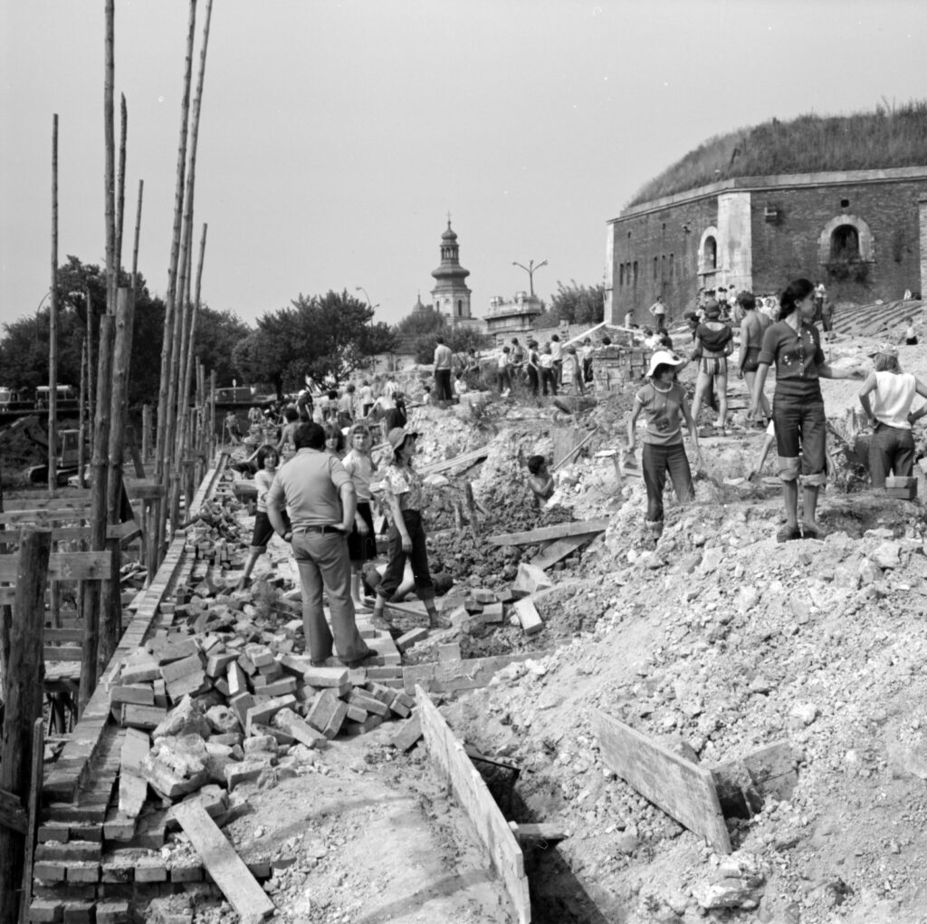Mieszkańcy Zamościa przy Starej Bramie Lwowskiej podczas obchodów 1 Maja, l. 60. XX w.
Fot. Tadeusz Pogódź / Archiwum Państwowe w Zamościu.