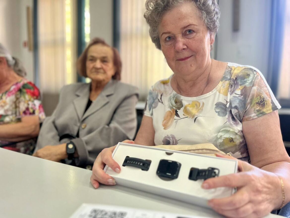 Mała rzecz, a wielkie wsparcie. Opaski bezpieczeństwa dla zamojskich seniorów