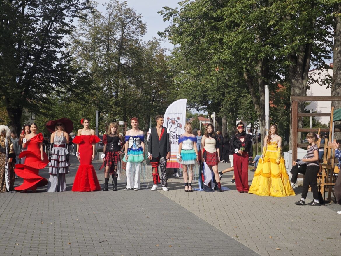 Plenerowy pokaz mody ZSZiO w Biłgoraju (ZDJĘCIA)