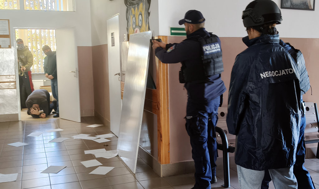 Atak terrorystyczny na szkołę – zamojskie służby ratunkowe doskonaliły współpracę i sprawdziły gotowość